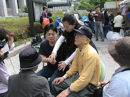 指点字をしている様子